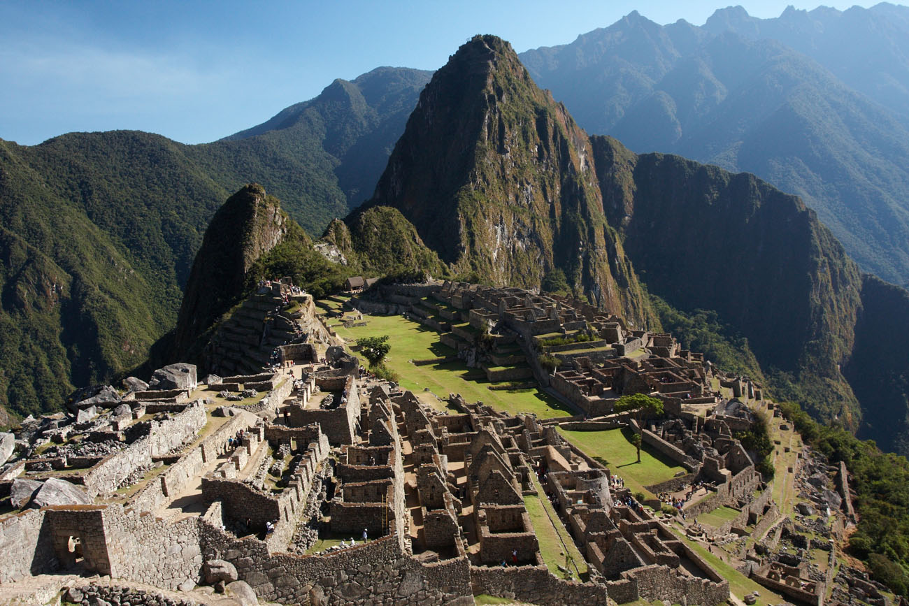 En medio de un sorprendente bosque de nubes, a más de dos mil cuatrocientos metros de altitud sobre el nivel del mar, se halla la ciudadela de Machu Picchu
